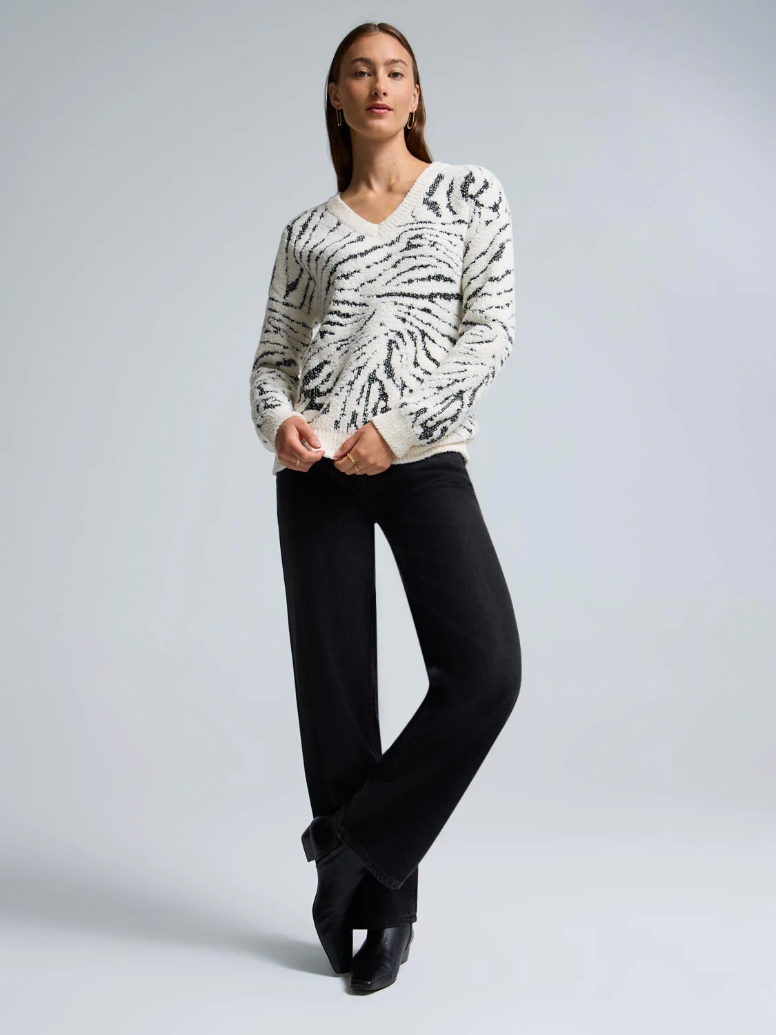 Marble Pattern V-Neck Sweater - Image 3