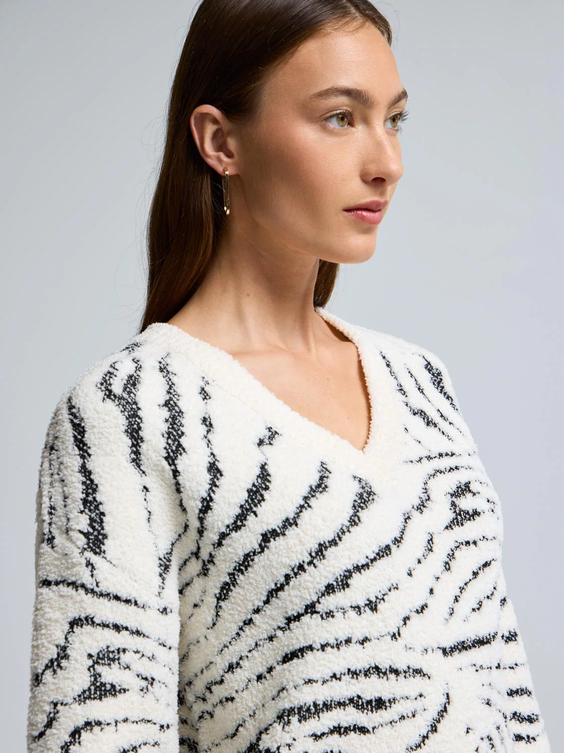 Marble Pattern V-Neck Sweater - Image 4