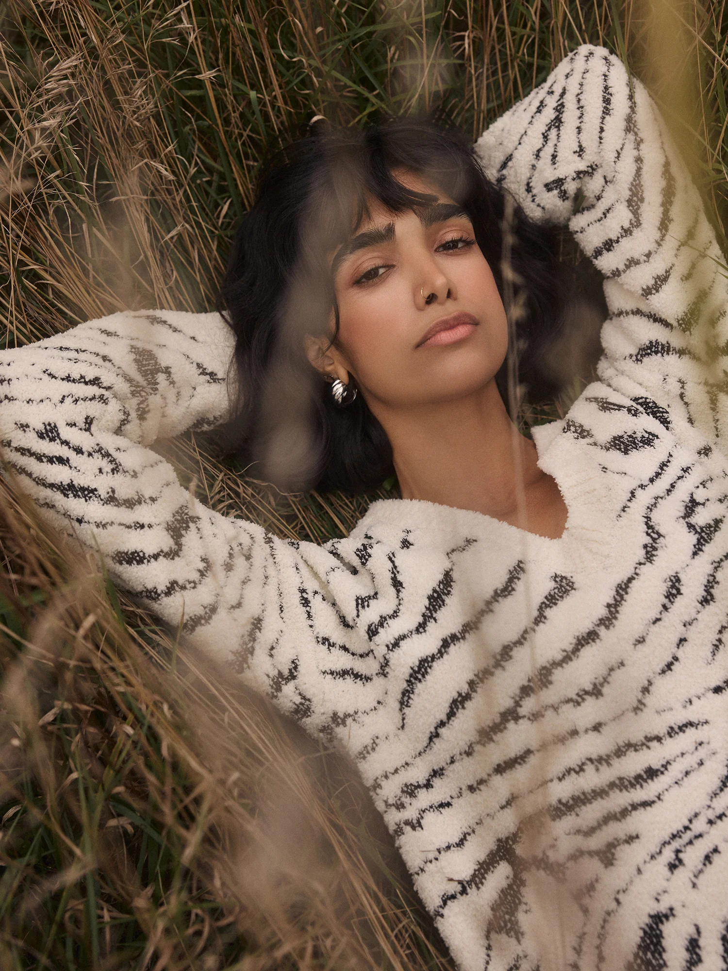 Marble Pattern V-Neck Sweater - Image 5