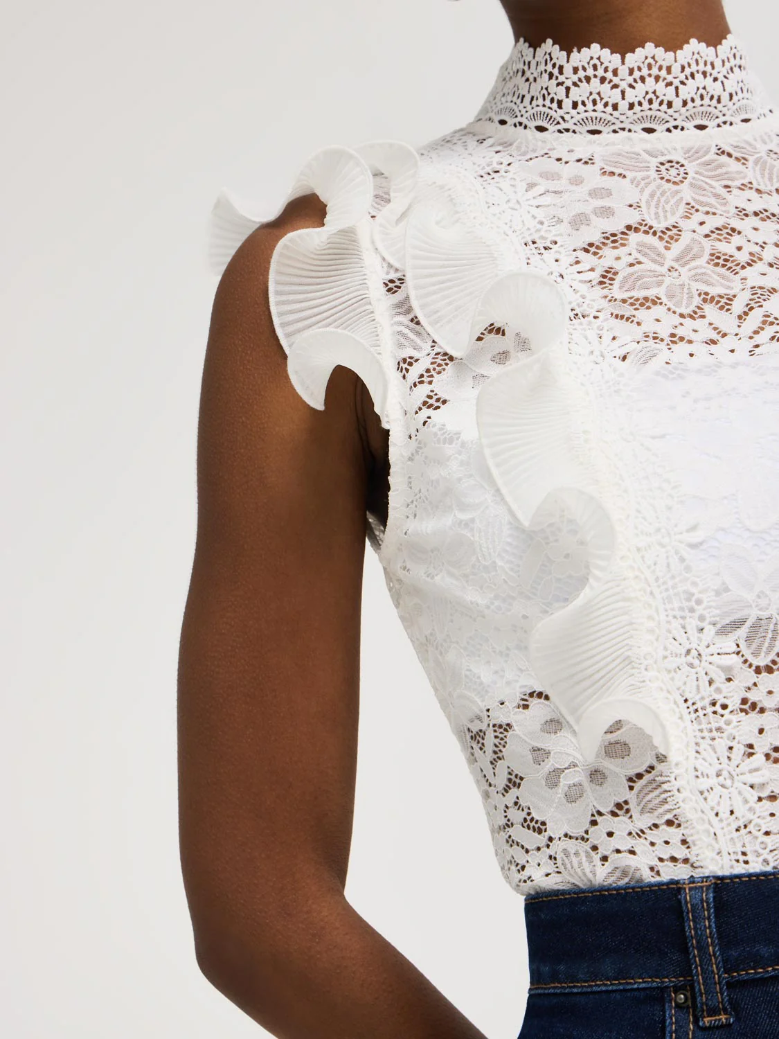 Ruffle Detail Sleeveless Lace Top - Image 2